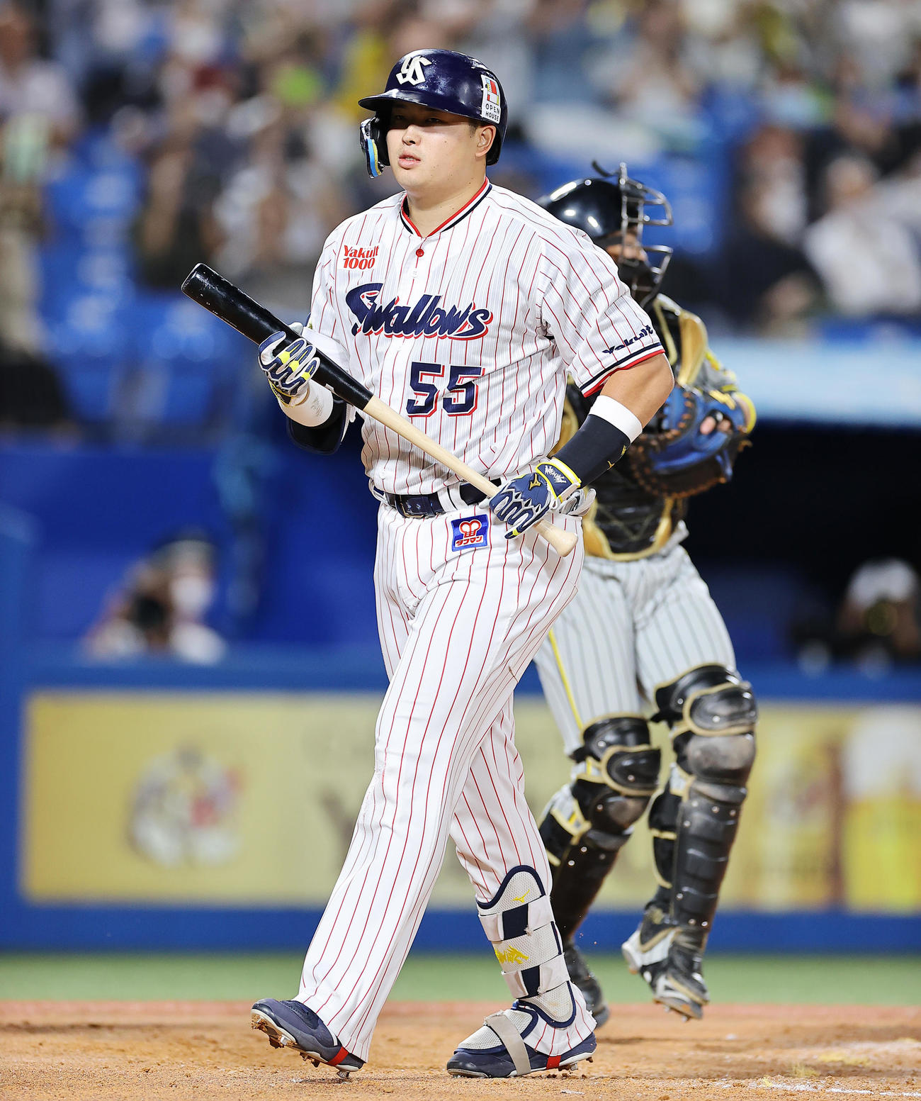 ヤクルト対阪神　9回裏ヤクルト1死、空振り三振に倒れる村上（撮影・垰建太）