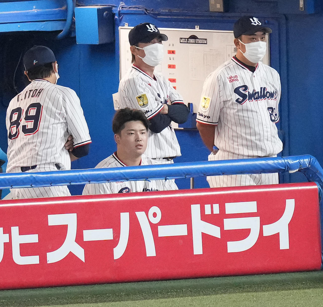 ヤクルト対阪神　9回裏ヤクルト1死、空振り三振に倒れた後ベンチへ戻り、ぼうぜんとする村上（中央）。奥は高津監督（撮影・鈴木みどり）
