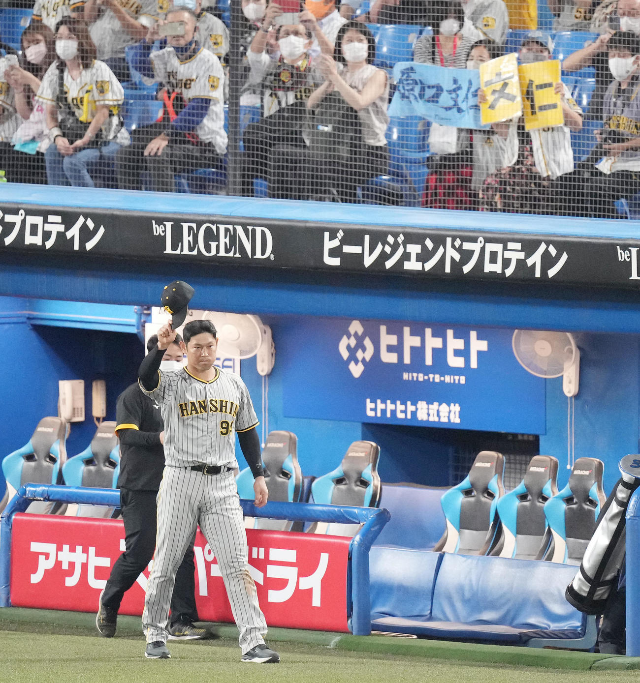 ヤクルト対阪神　ヒーローインタビュー後、ファンの声援に応える阪神原口（撮影・鈴木みどり）