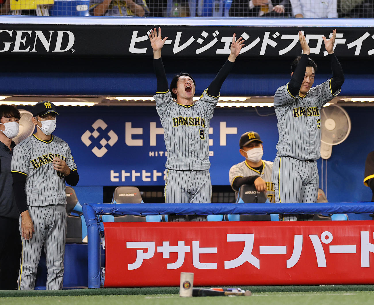ヤクルト対阪神　8回表阪神2死二塁、原口の適時打に大盛り上がりの近本（中央）らベンチナイン。左は矢野監督（撮影・垰建太）
