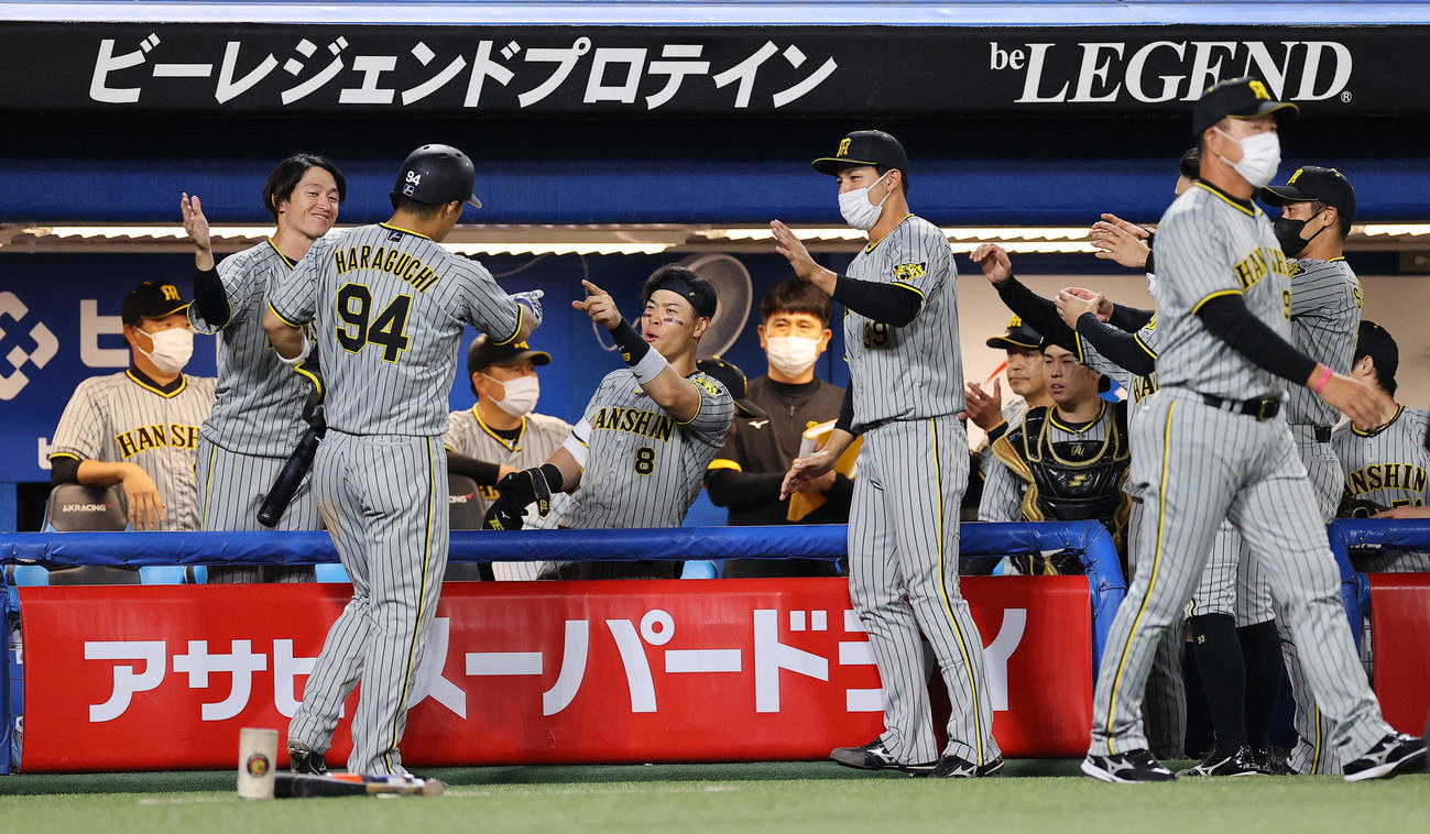 ヤクルト対阪神　8回表の攻撃を終え適時打を放った原口（94番）を出迎える阪神ナイン（撮影・垰建太）