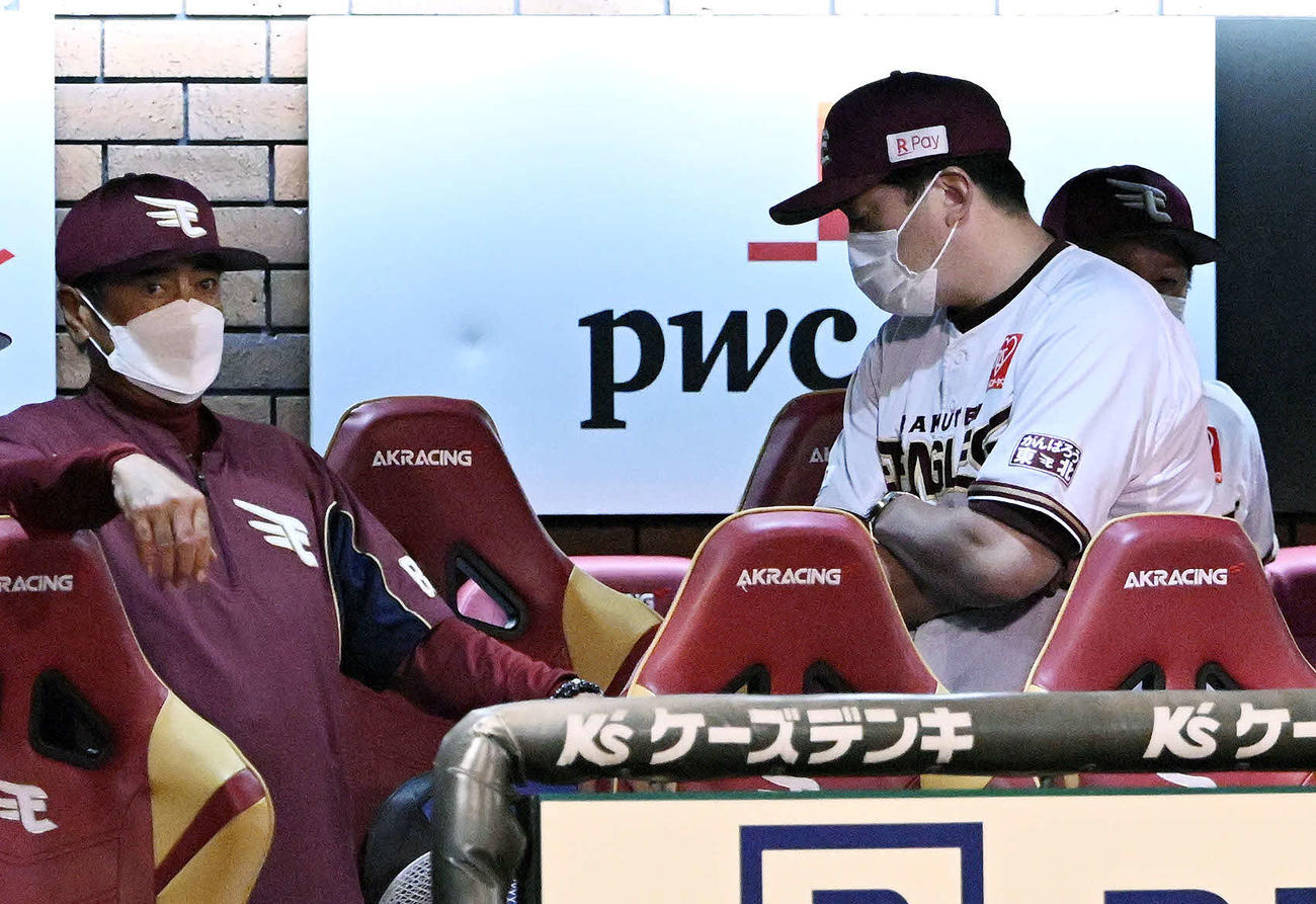 楽天対西武　試合に敗れ肩を落とす楽天石井GM兼監督（手前）ら（撮影・滝沢徹郎）