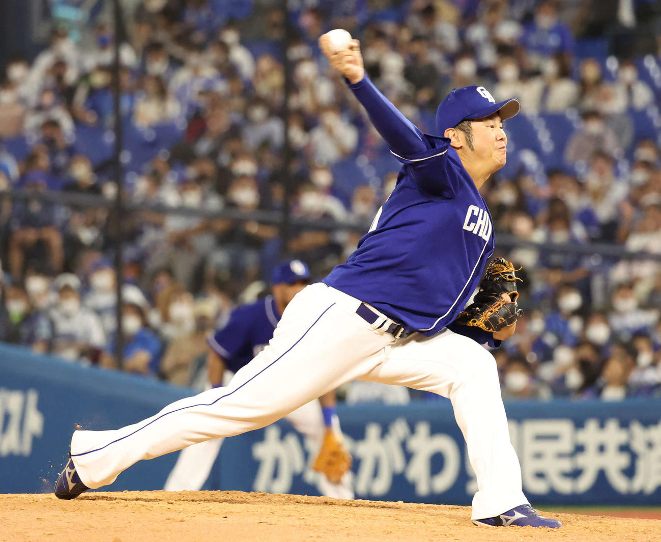DeNA対中日　力投する中日2番手鈴木（撮影・丹羽敏通）