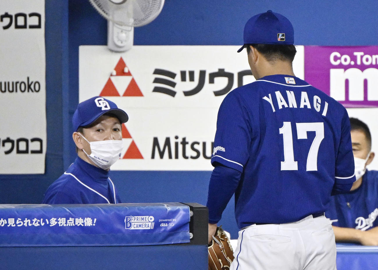 2回、DeNAのソトへの危険球で退場処分となった中日・柳（右）と、ベンチの立浪監督（共同）