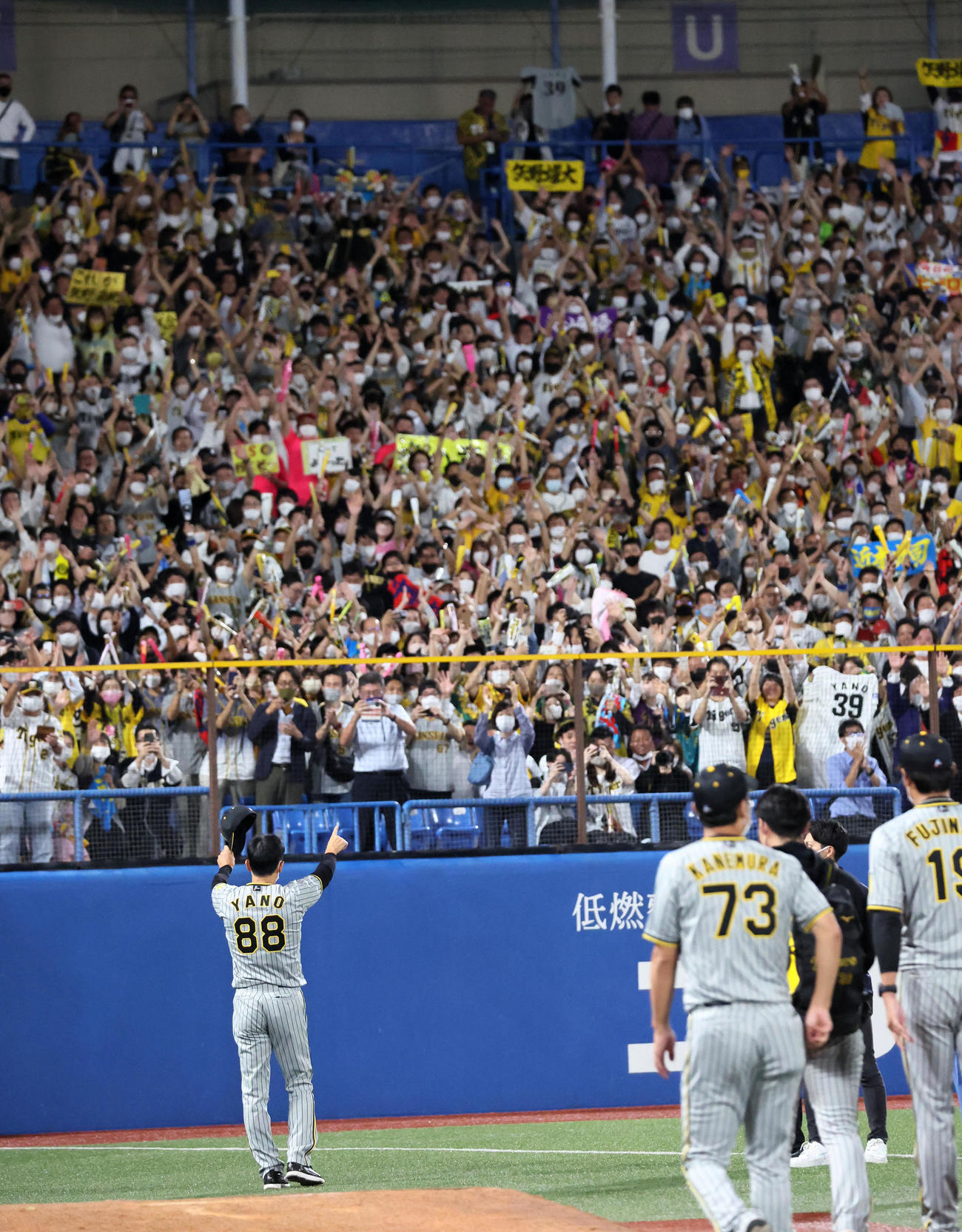 ヤクルト対阪神　ヤクルトに勝利し神宮球場最終戦を白星で飾った矢野監督はスタンドにあいさつする（撮影・加藤哉）