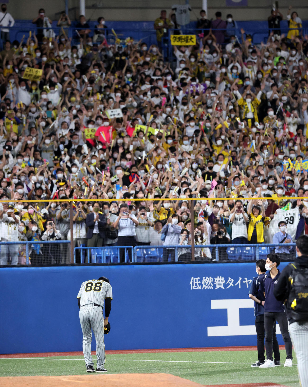 ヤクルト対阪神　ヤクルトに勝利し神宮球場最終戦を白星で飾った矢野監督はスタンドに一礼する（撮影・加藤哉）