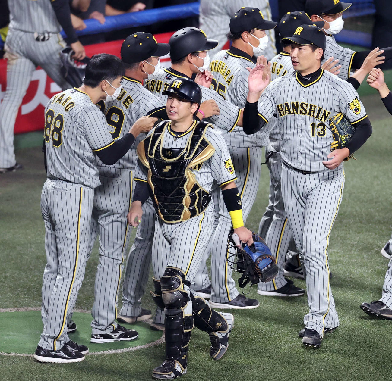 ヤクルト対阪神　2－1で勝利し、最後を締めた岩崎（右）を脱帽して迎える矢野監督（左）（撮影・浅見桂子）