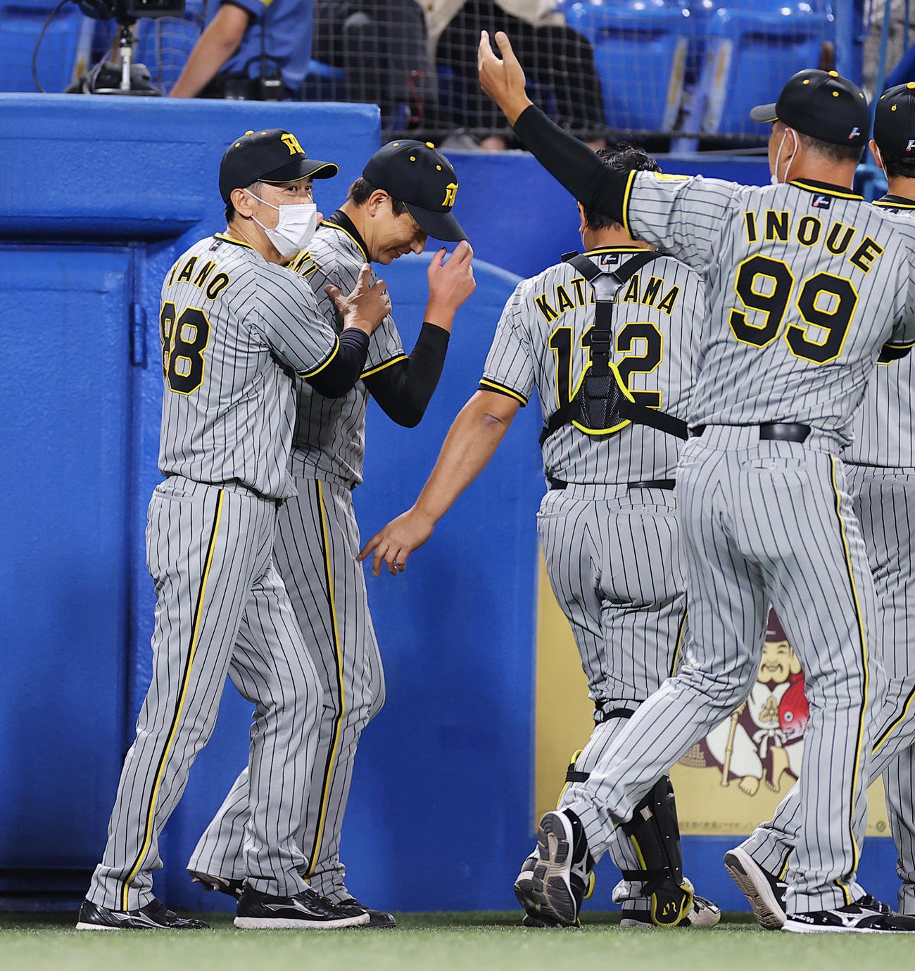ヤクルト対阪神　ヤクルトに勝利した阪神矢野監督（左）は岩崎（同2人目）の肩をもみねぎらう（撮影・垰建太）