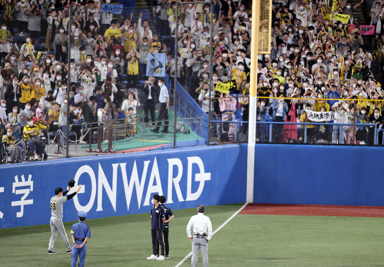 ヤクルト対阪神　2－1で勝利し、引き揚げながらスタンドにあいさつする矢野監督（撮影・浅見桂子）