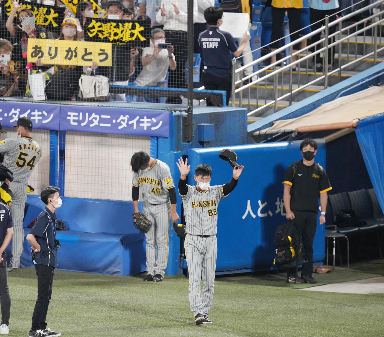 ヤクルト対阪神　ヤクルトに勝利し、ファンの声援に応える阪神矢野監督（撮影・鈴木みどり）