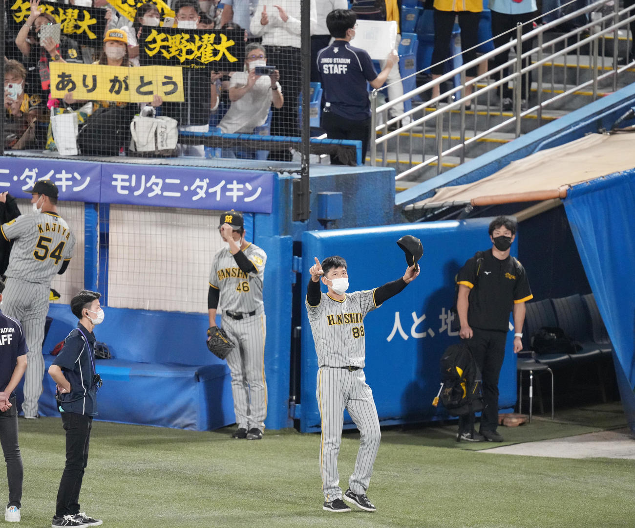 ヤクルト対阪神　ヤクルトに勝利し、ファンの声援に応える阪神矢野監督（撮影・鈴木みどり）