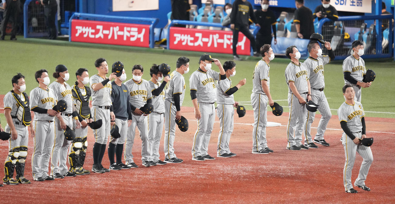 ヤクルト対阪神　神宮球場での今季最終戦を終え、一礼する阪神矢野監督（右奥）（撮影・鈴木みどり）