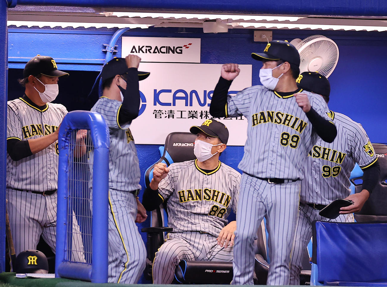 ヤクルト対阪神　勝利の瞬間ガッツポーズの阪神矢野監督（中央）ら（撮影・垰建太）