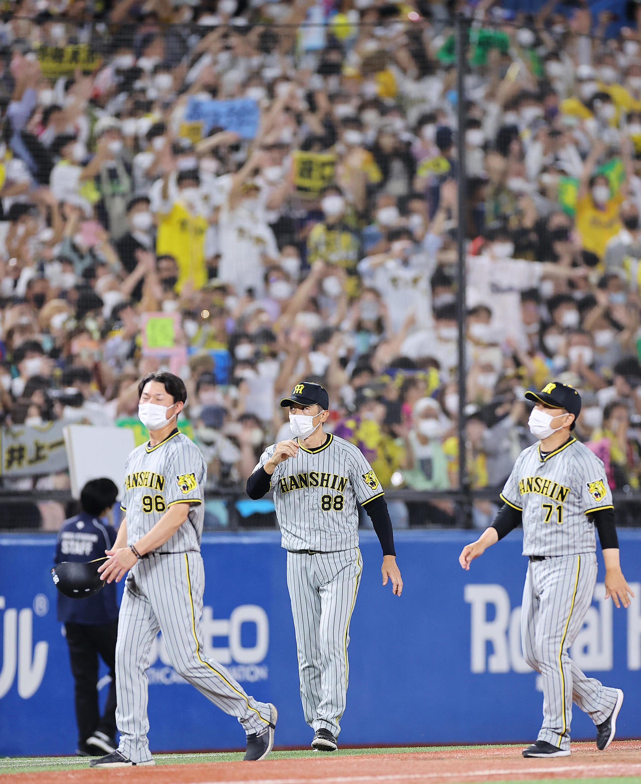 ヤクルト対阪神　ヤクルトに連勝しファンの声援に応える阪神矢野監督（中央）ら（撮影・垰建太）