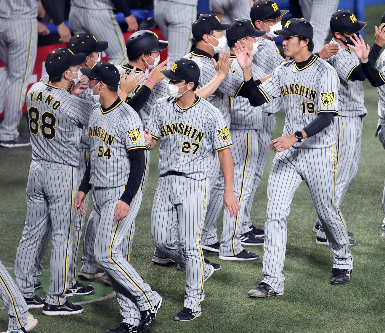 ヤクルト対阪神　2－1で勝利し、迎える矢野監督（左）とハイタッチする藤浪（撮影・浅見桂子）