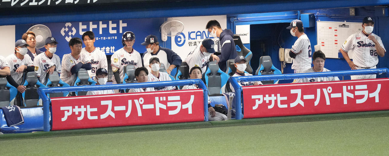 ヤクルト対阪神　阪神に敗れぼうぜんとするヤクルト村上（右から2人目）と高津監督（同3人目）（撮影・鈴木みどり）