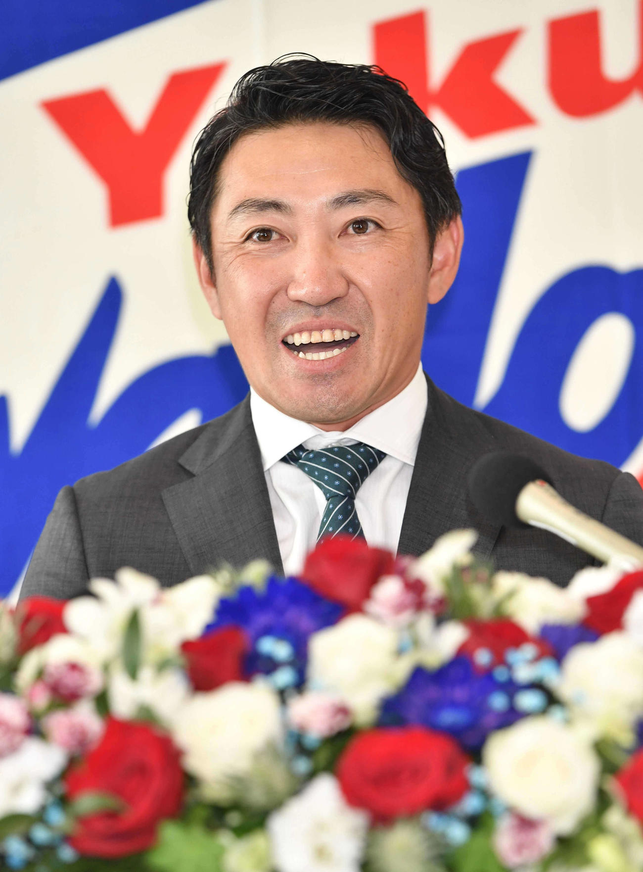 笑顔で引退会見をするヤクルト内川（代表撮影）