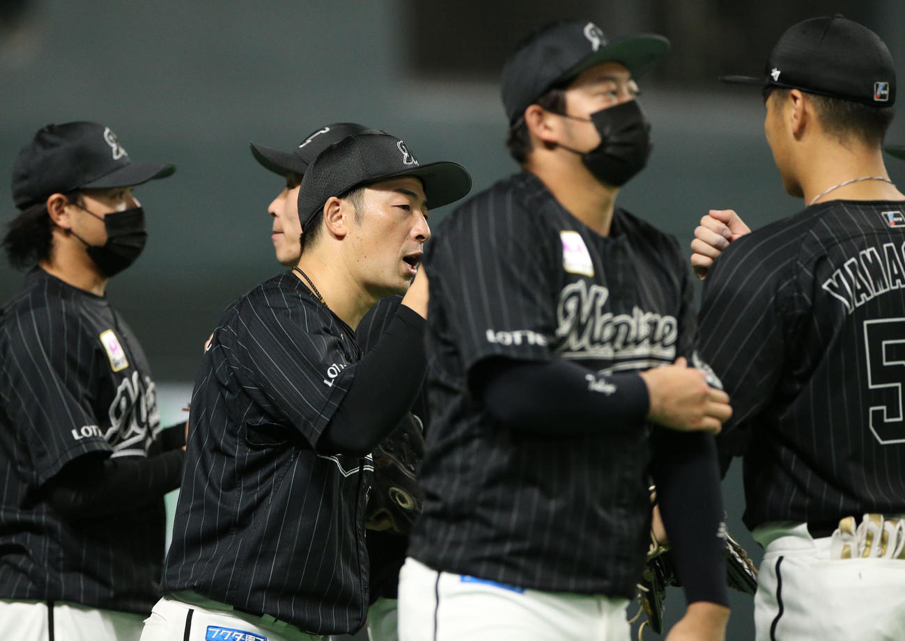 日本ハム対ロッテ　ナインを出迎える美馬（中央左）（撮影・佐藤翔太）