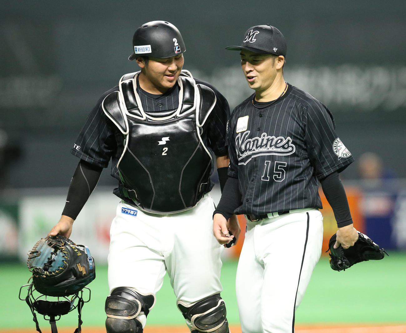 日本ハム対ロッテ　5回裏を無失点に抑え笑顔でベンチに戻る松川（左）と美馬（撮影・佐藤翔太）