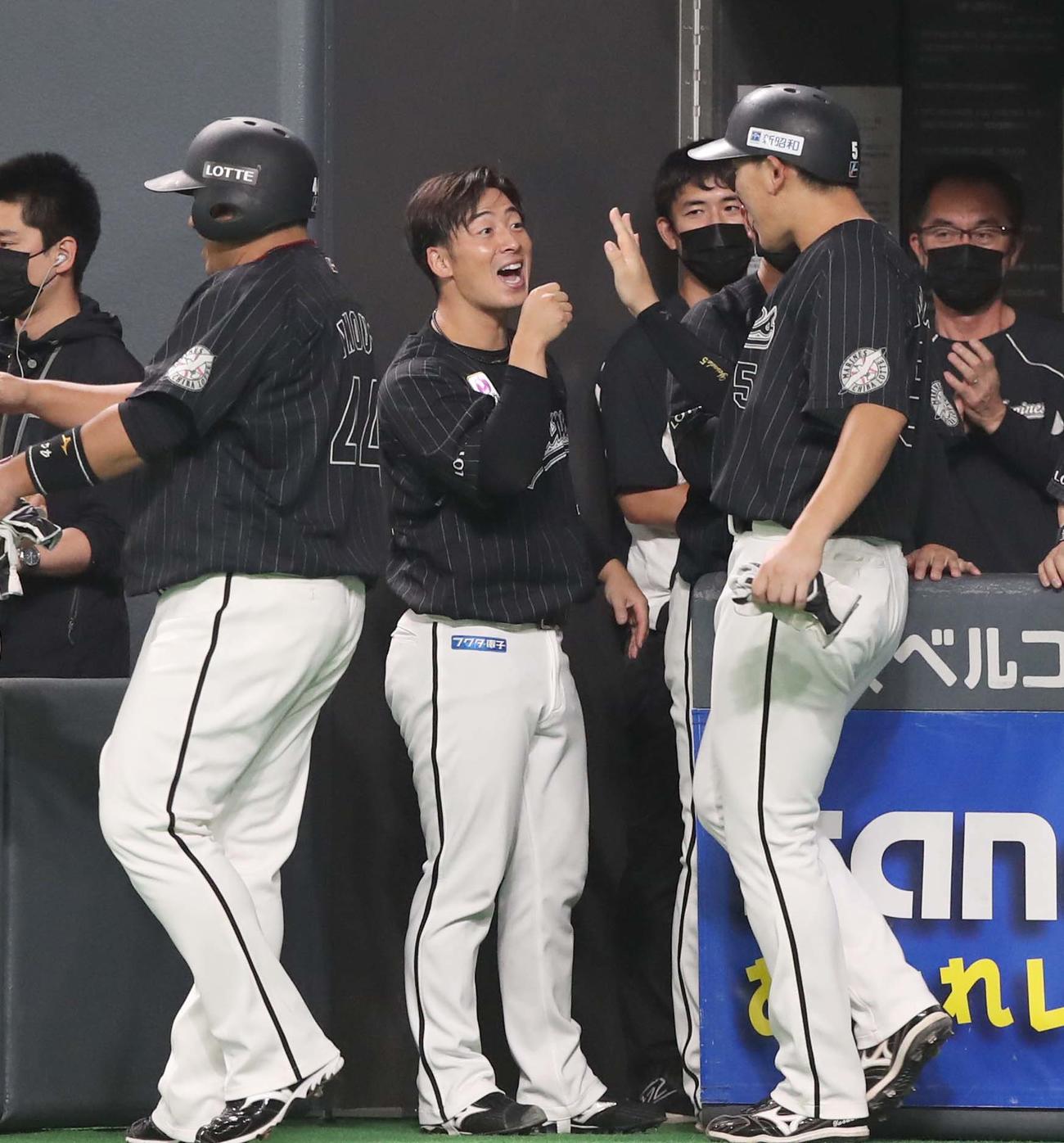 日本ハム対ロッテ　4回表、生還した安田（右）らを出迎える美馬（撮影・黒川智章）