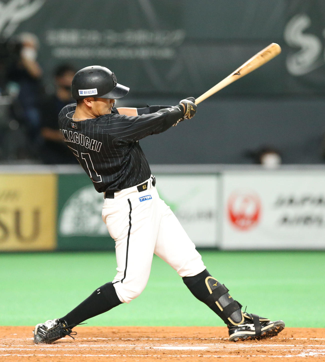 日本ハム対ロッテ　4回表ロッテ無死一塁、山口は左越え2点本塁打を放つ（撮影・佐藤翔太）