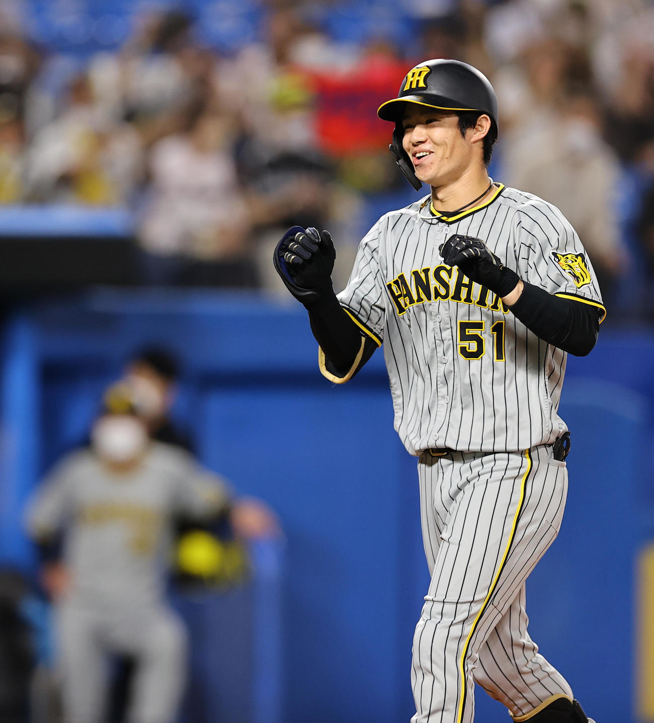 ヤクルト対阪神　1回表阪神無死、2日連続となる先頭打者本塁打を放ち笑顔を見せる中野（撮影・垰建太）