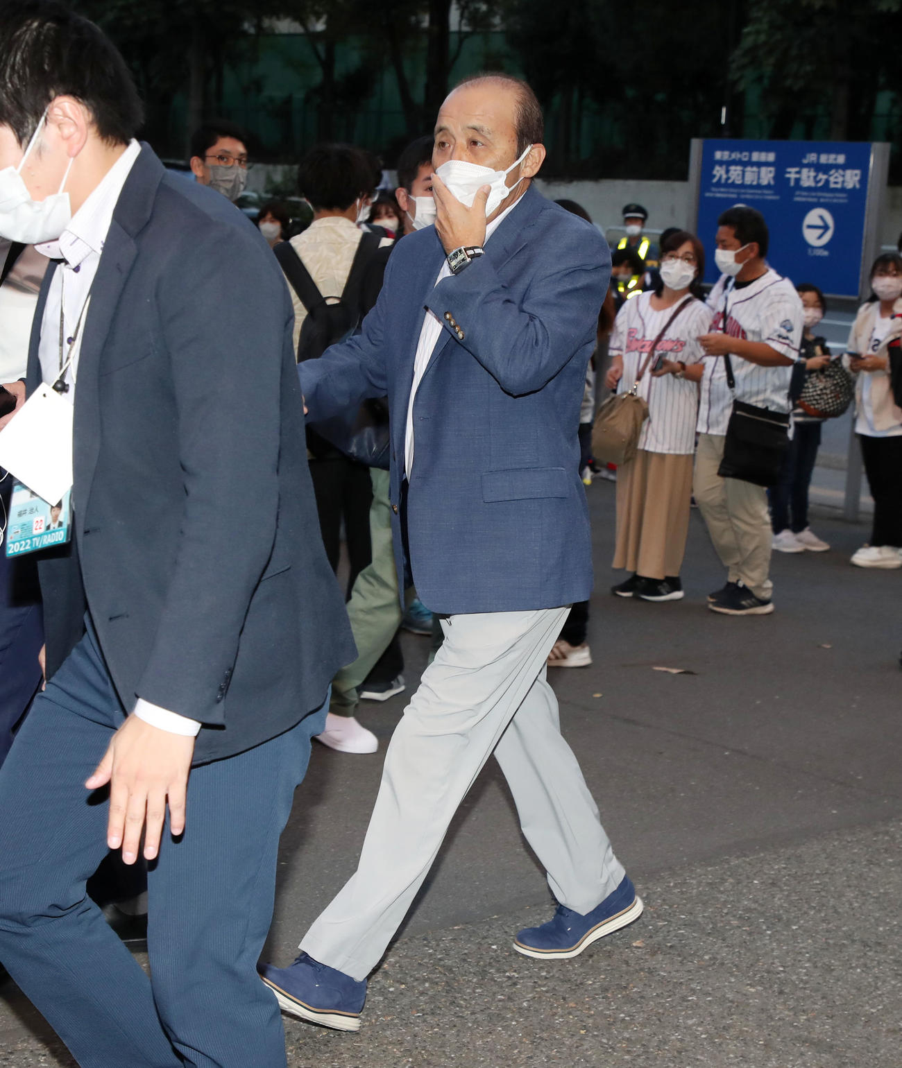 ヤクルト対阪神　ラジオ解説のため神宮球場に到着した岡田氏（撮影・加藤哉）