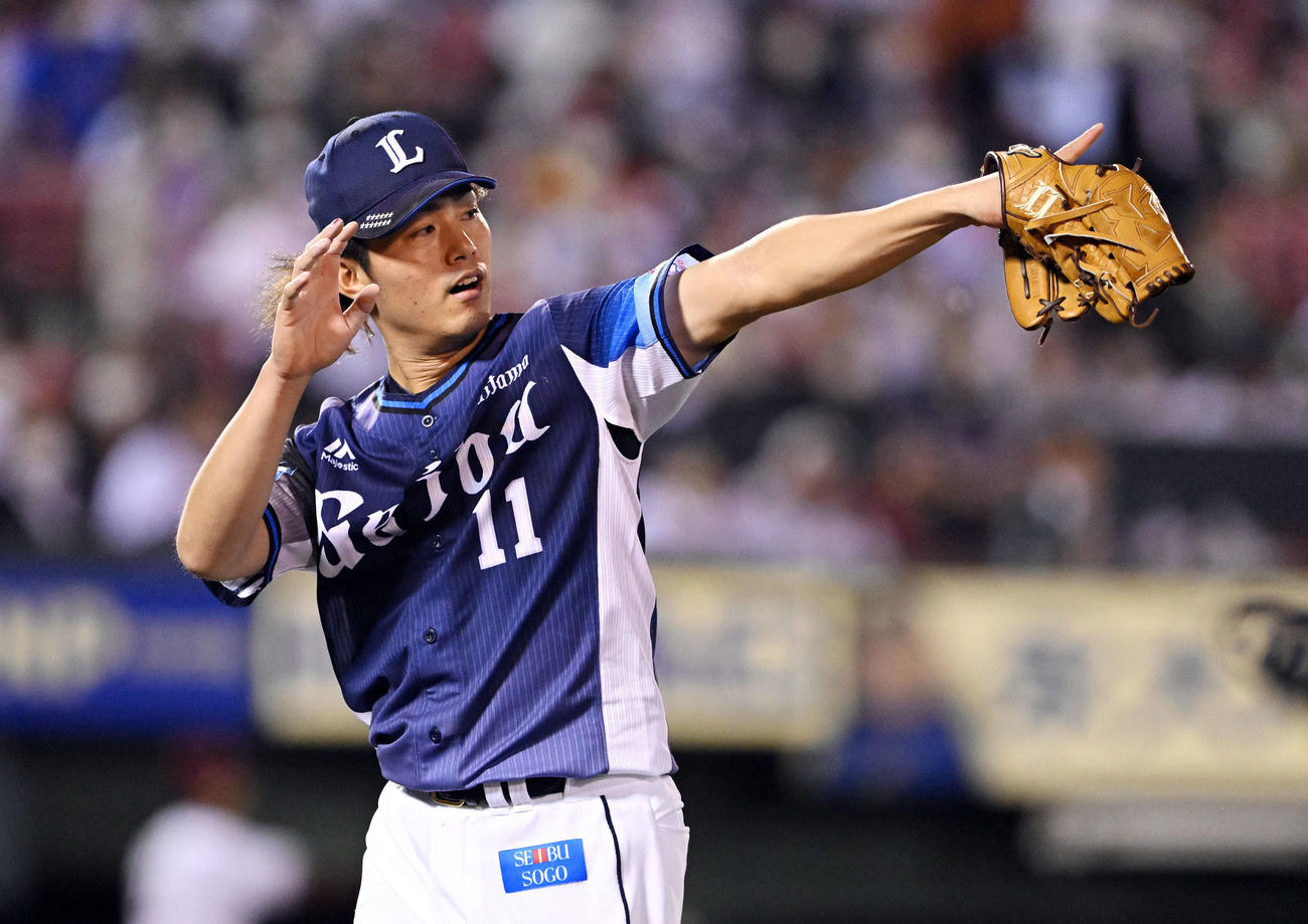 楽天対西武　6回裏、好守を見せた遊撃手西武源田を指さす今井（撮影・滝沢徹郎）
