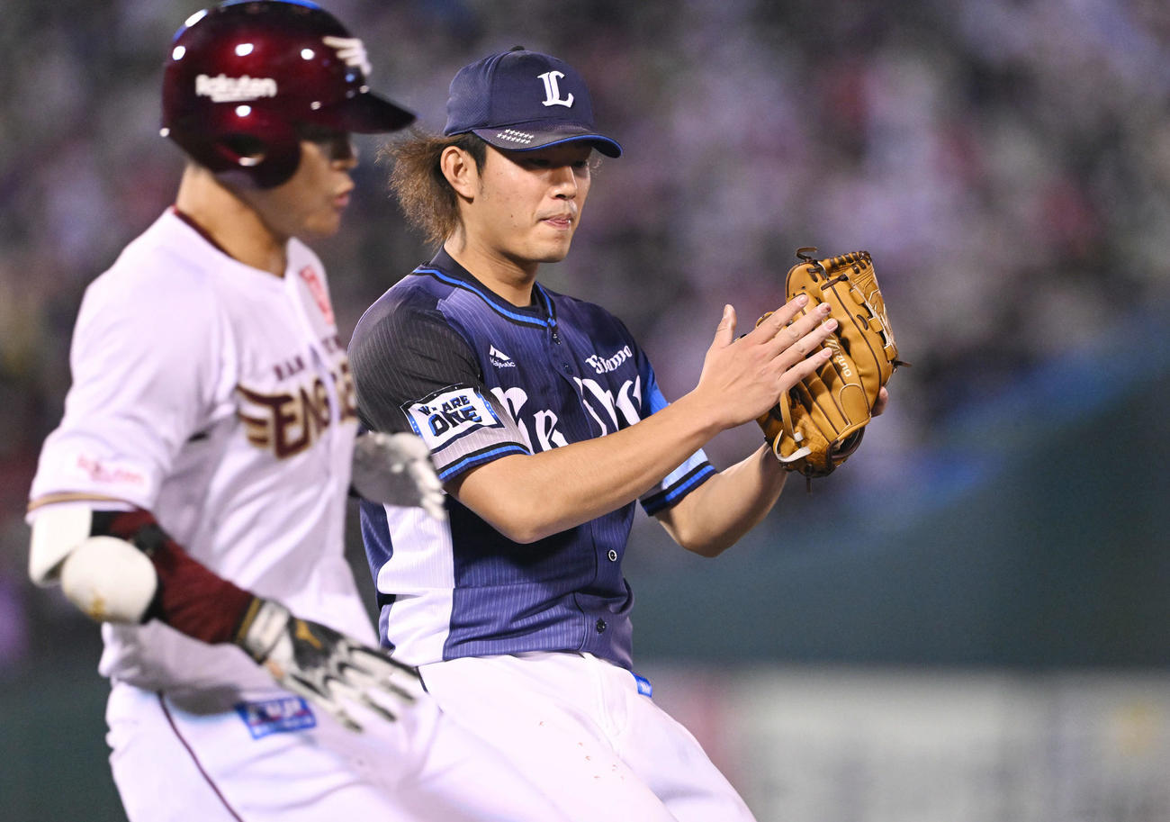 楽天対西武　7回裏楽天2死二塁、茂木（左）を一ゴロに仕留めグラブをたたく今井（撮影・滝沢徹郎）