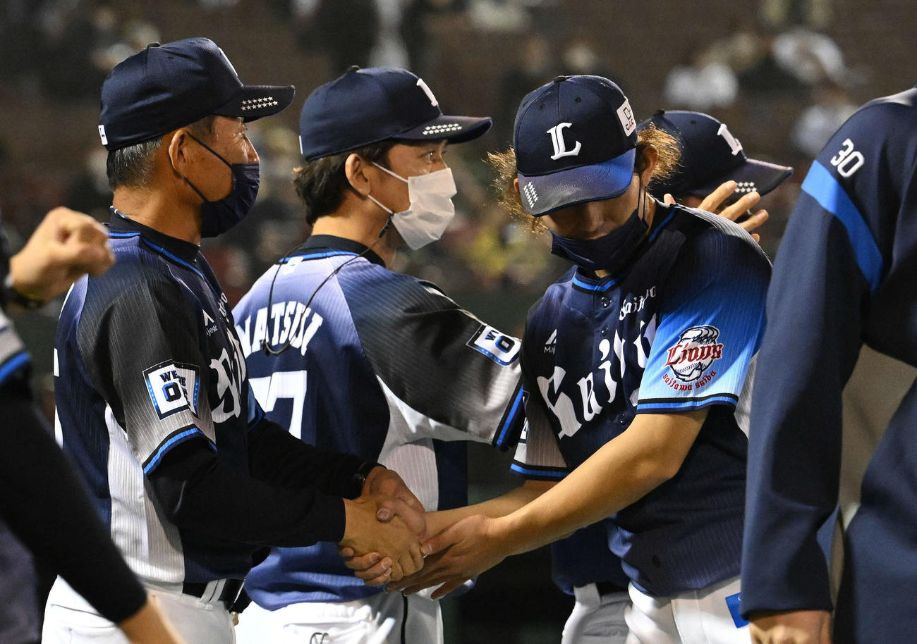 楽天対西武　試合後、西武辻監督（左）は勝利投手の今井と握手を交わす（撮影・滝沢徹郎）