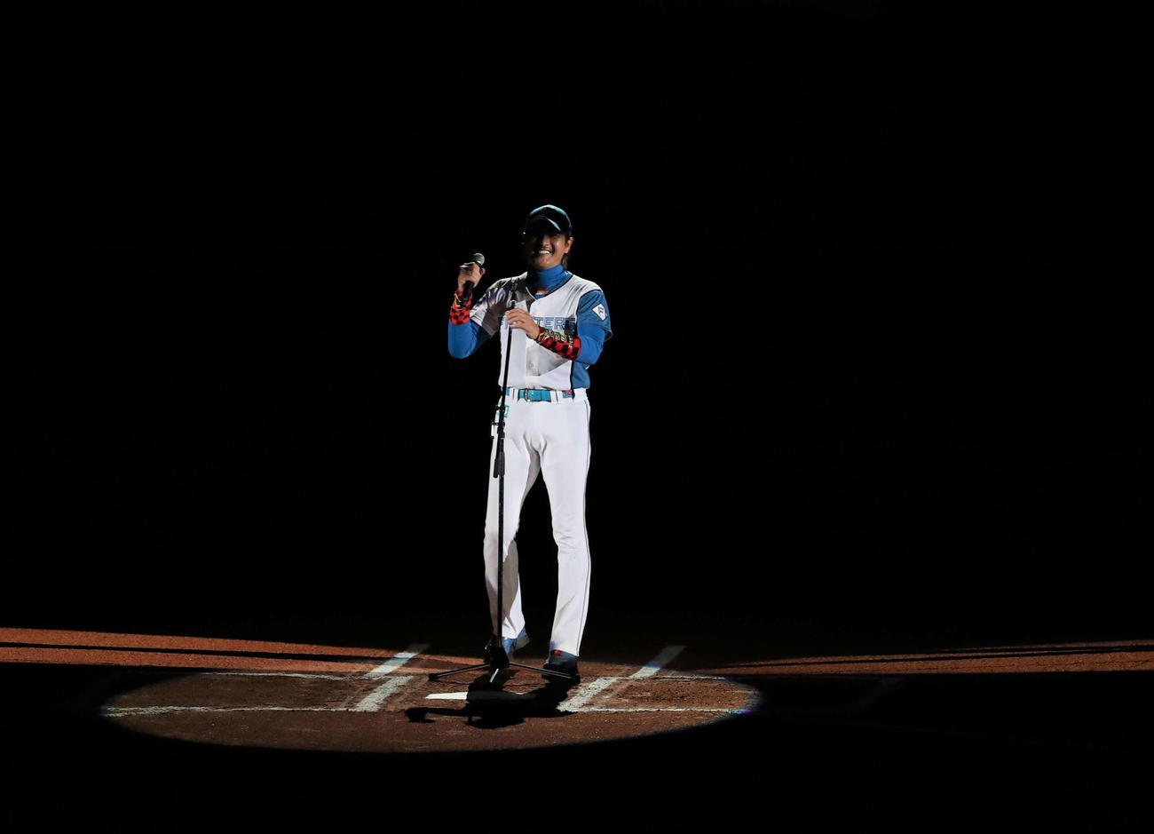 日本ハム対ロッテ　札幌ドーム最終戦セレモニーで来季も監督続投を宣言する新庄監督（撮影・黒川智章）