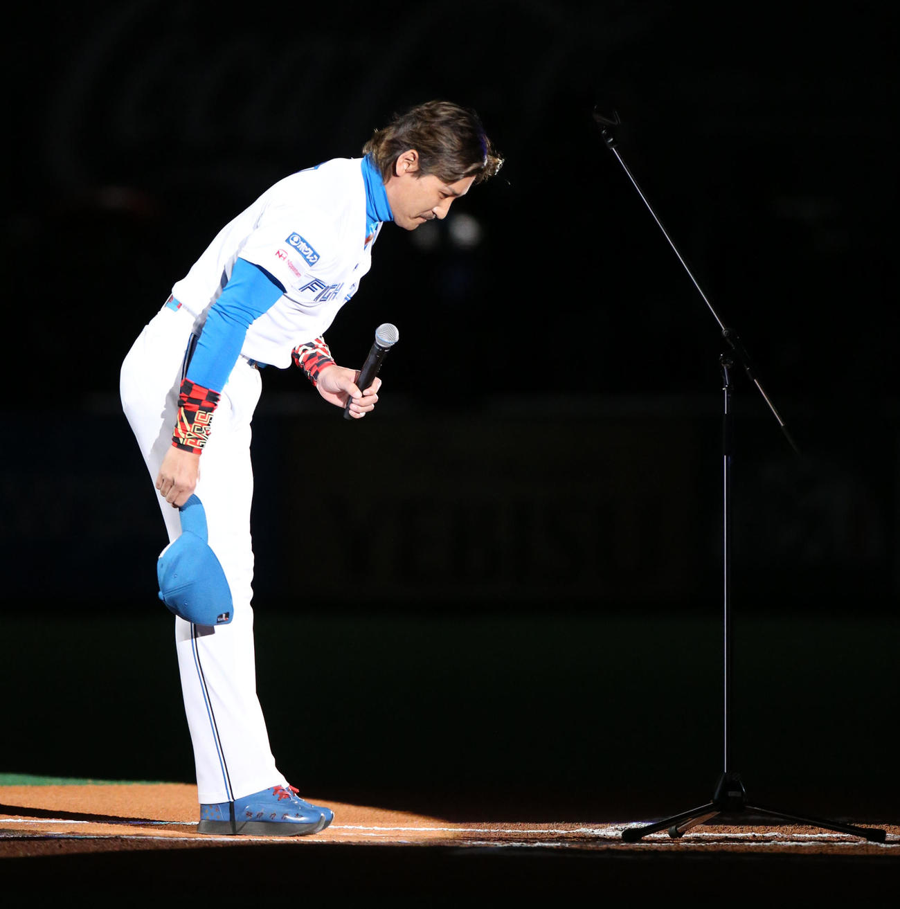 日本ハム対ロッテ　試合終了後、札幌ドーム最終戦セレモニーで「SHINJO」のユニホームを着てあいさつする新庄監督（撮影・佐藤翔太）