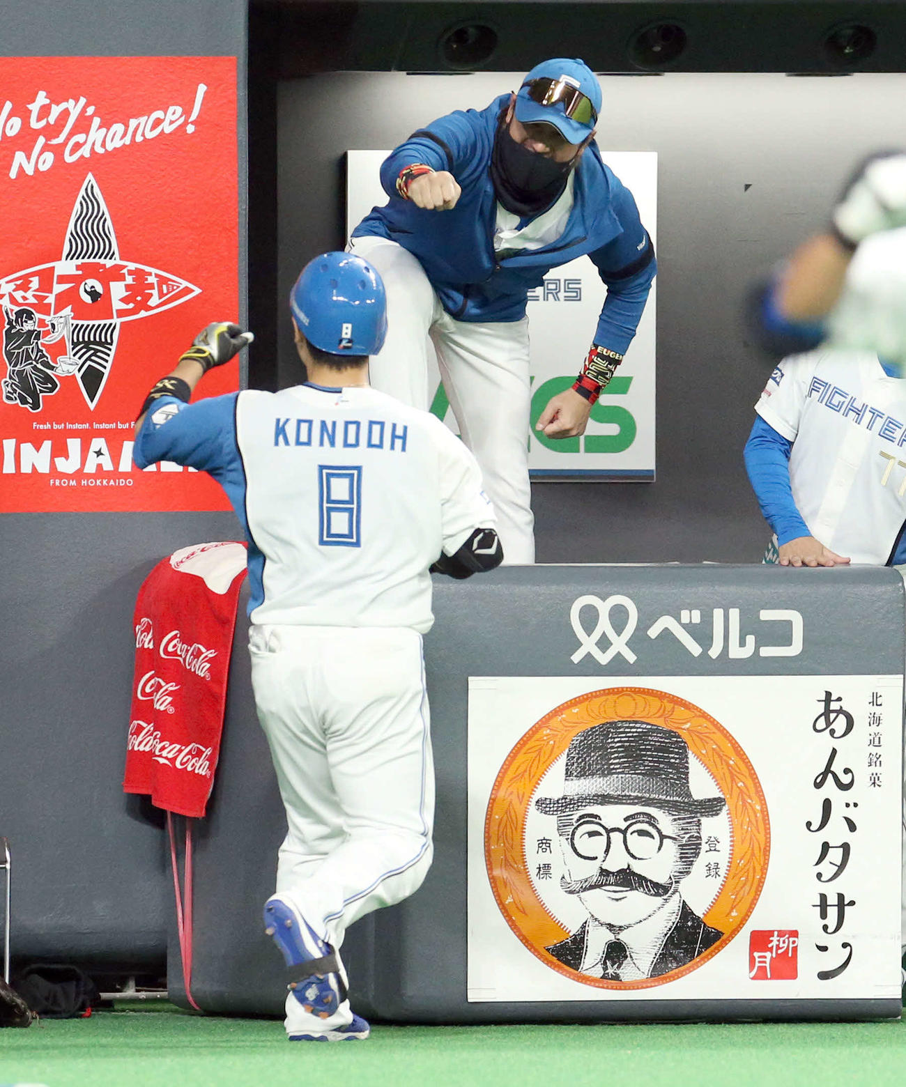 日本ハム対ロッテ　1回裏日本ハム1死2塁、先制となる右越え2点本塁打を放った近藤（左手前）を出迎える新庄監督（撮影・佐藤翔太）