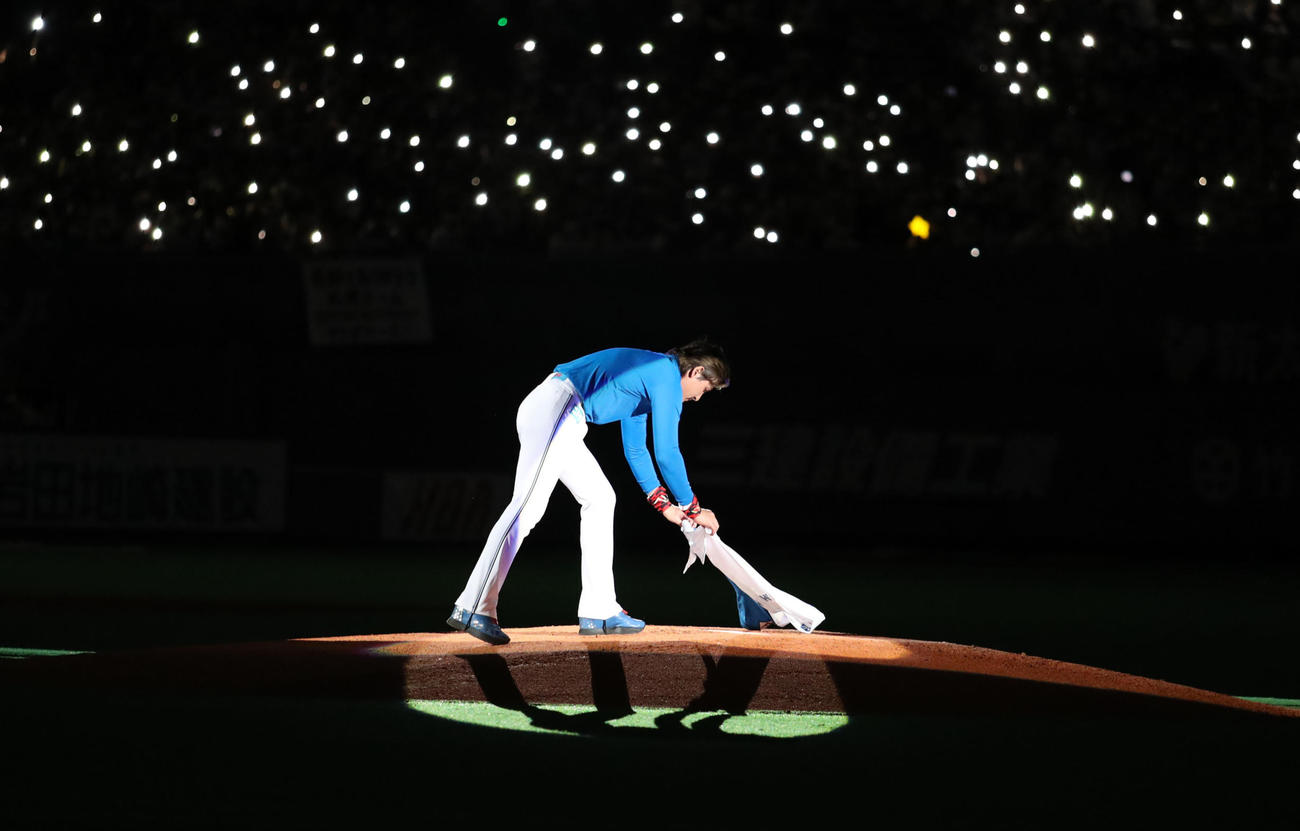 日本ハム対ロッテ　試合終了後、札幌ドーム最終戦セレモニーで「BIGBOSS」のユニホームを脱ぐ新庄監督（撮影・佐藤翔太）