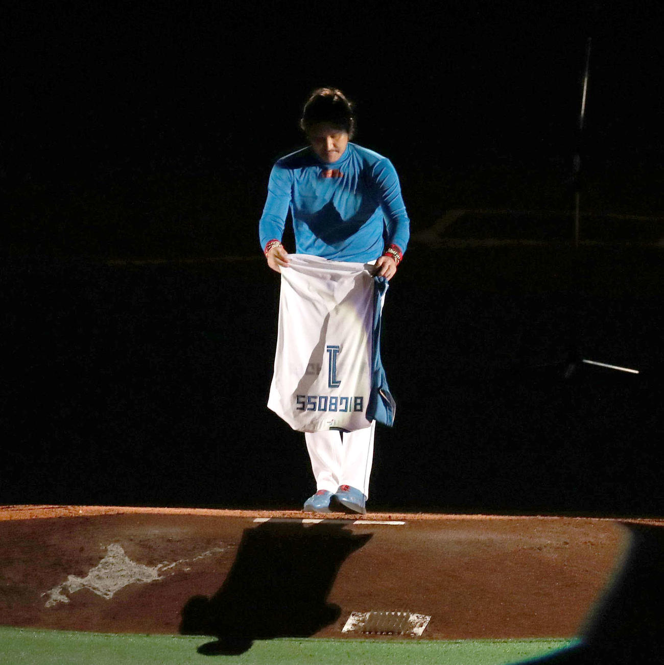 日本ハム対ロッテ　札幌ドーム最終戦セレモニーで「BIGBOSS」と書かれたユニホームをマウンドに置く新庄監督（撮影・黒川智章）