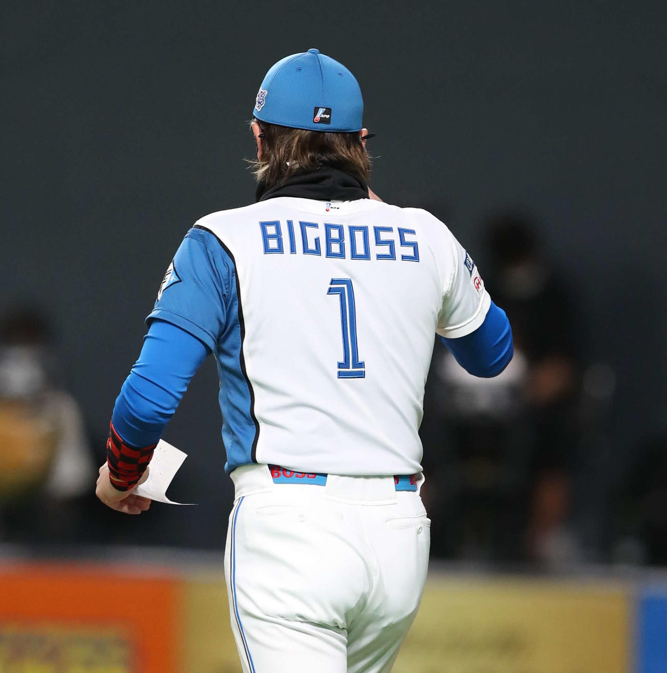 日本ハム対ロッテ　メンバー表交換に向かう新庄監督（撮影・黒川智章）