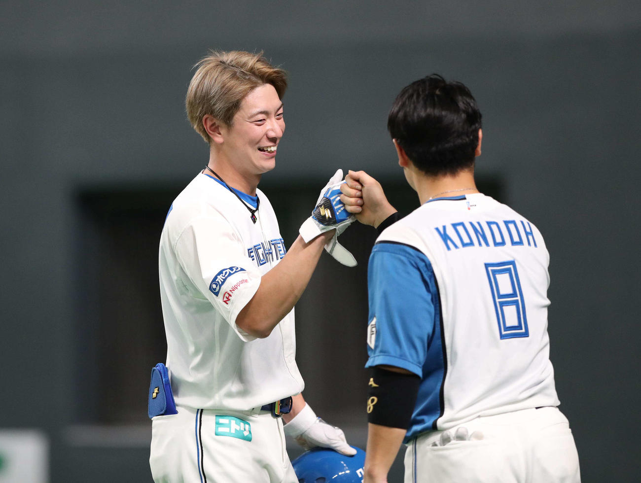 日本ハム対ロッテ　7回裏日本ハム2死一塁、遊ゴロに終わるも規定打席に到達し近藤と笑顔でタッチする松本剛（撮影・黒川智章）