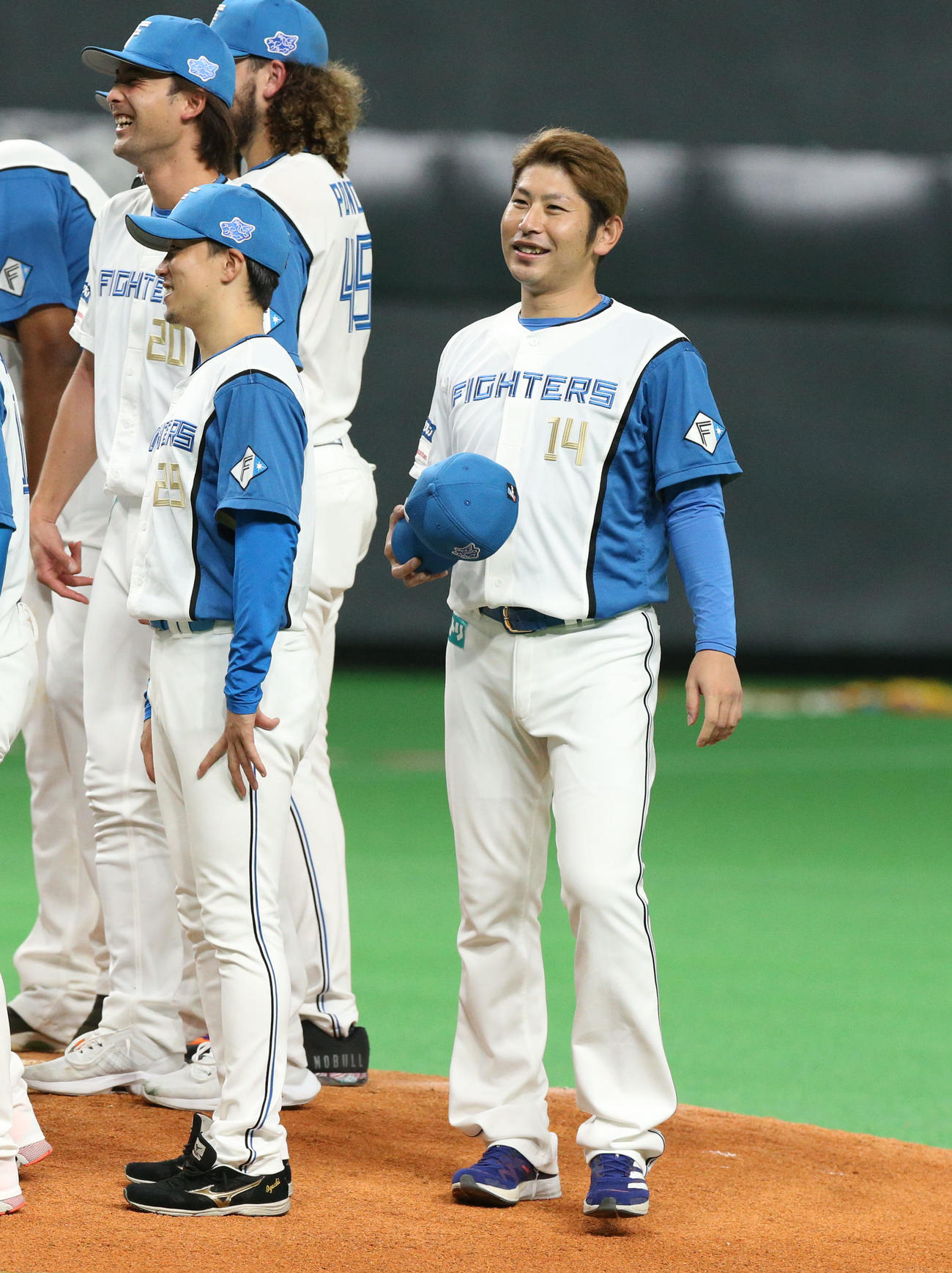 日本ハム対ロッテ　新庄監督から来年開幕投手を言い渡され笑顔を見せる加藤（撮影・佐藤翔太）