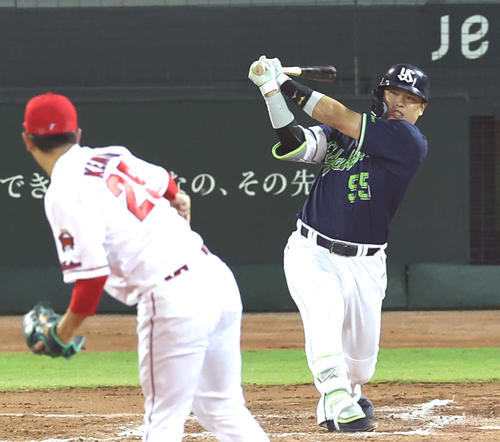 7回表ヤクルト1死、村上は右前打を放つ（撮影・上田博志）