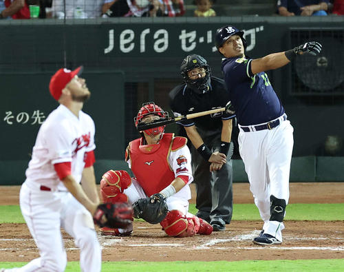 広島対ヤクルト　7回表ヤクルト2死一、二塁、オスナは左越えに逆転3点本塁打を放つ（撮影・上田博志）