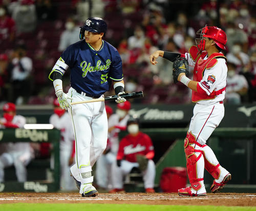 広島対ヤクルト　9回表ヤクルト無死、空振り三振に倒れた村上（撮影・江口和貴）