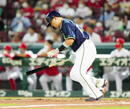 広島対ヤクルト　2回表ヤクルト無死、二ゴロに倒れる村上（撮影・江口和貴）