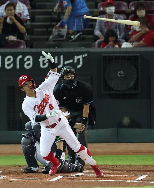 広島対ヤクルト　2回裏広島1死一塁、上本は左越え2点本塁打を放つ（撮影・上田博志）