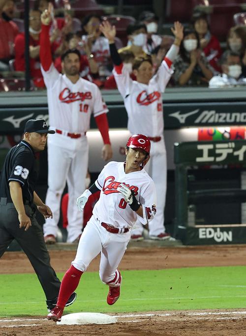 広島対ヤクルト　2回裏広島1死一塁、上本は左越え2点本塁打を放つ（撮影・上田博志）