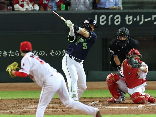 広島対ヤクルト　4回表ヤクルト1死一塁、村上は三振に倒れる（撮影・上田博志）