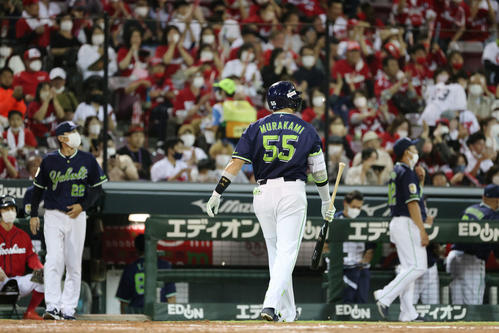 広島対ヤクルト　5回表ヤクルト2死満塁、三振の村上と投手交代を告げる高津監督（左）（撮影・加藤孝規）