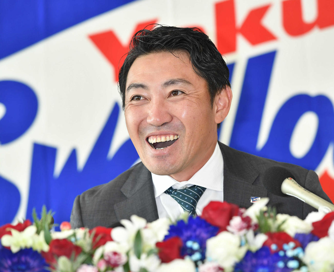 晴れ晴れした表情で話すヤクルト内川（代表撮影）