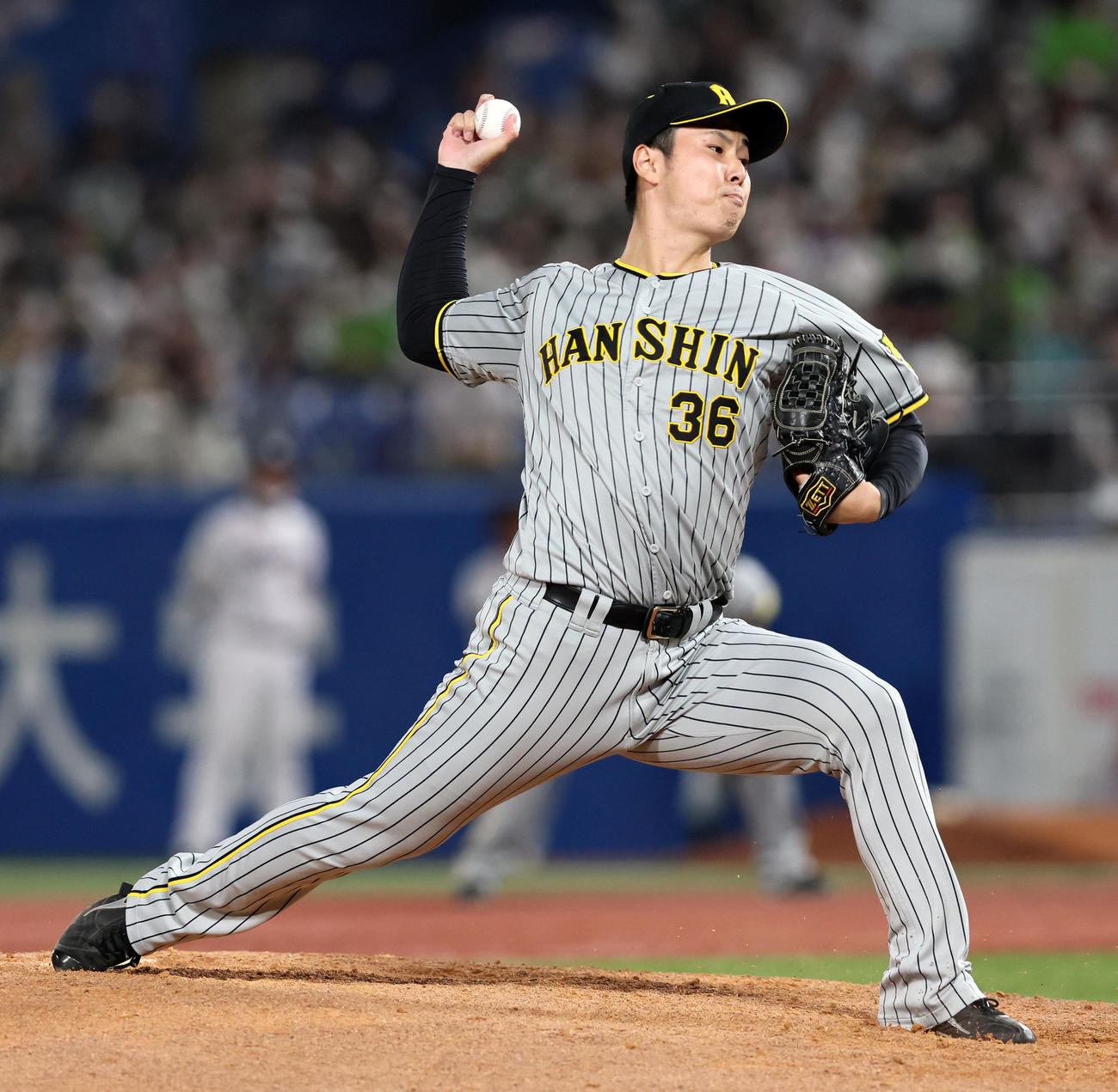 ヤクルト対阪神　6回裏ヤクルト2死一、二塁、阪神2番手で登板する浜地（撮影・加藤哉）