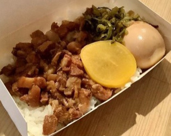 「台湾小吃チーリン」ルーローファン（楽天野球団提供）