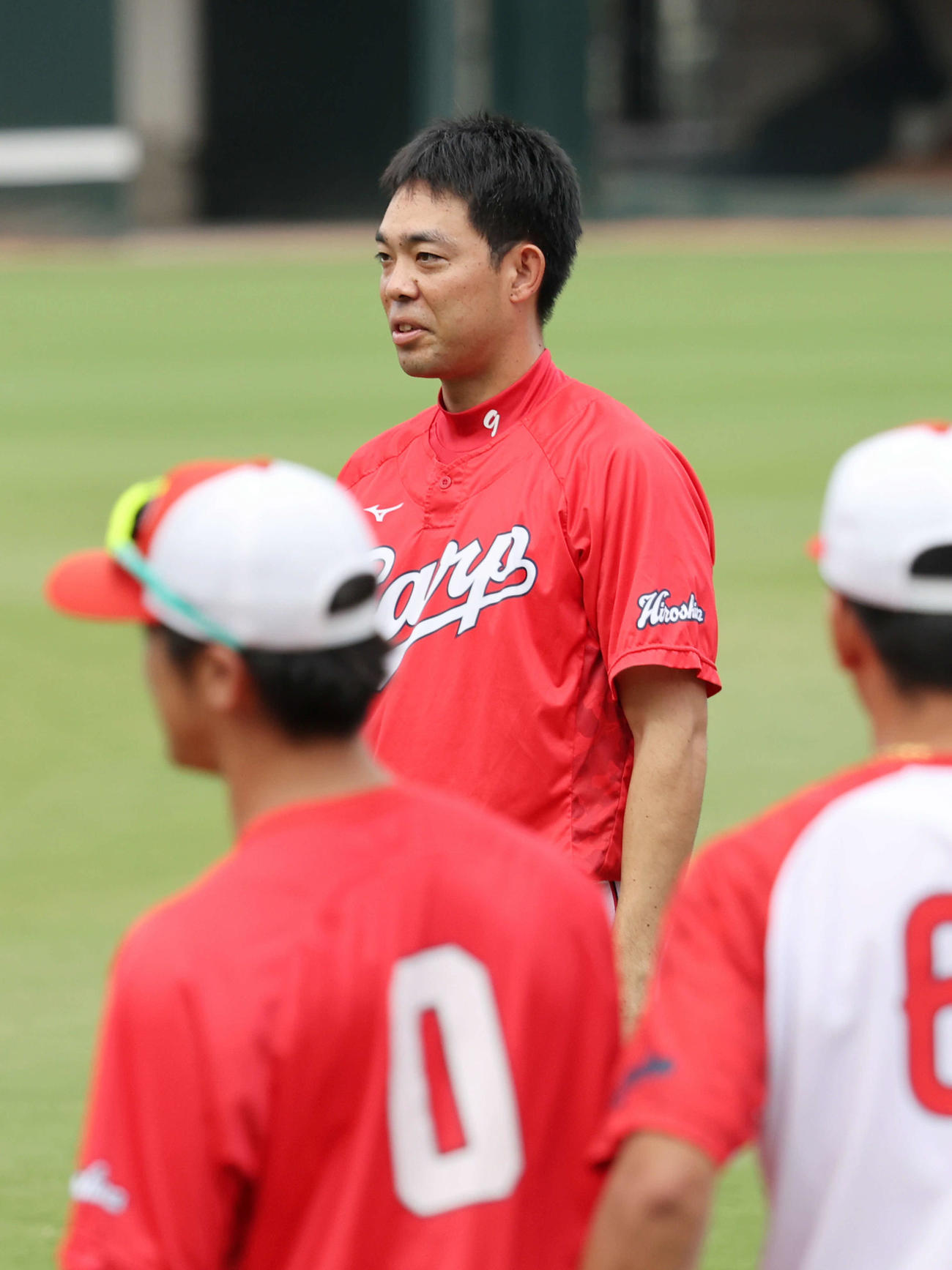 広島対ヤクルト　試合前練習　1軍に合流し、ナインらにあいさつする秋山（中央）（撮影・加藤孝規）